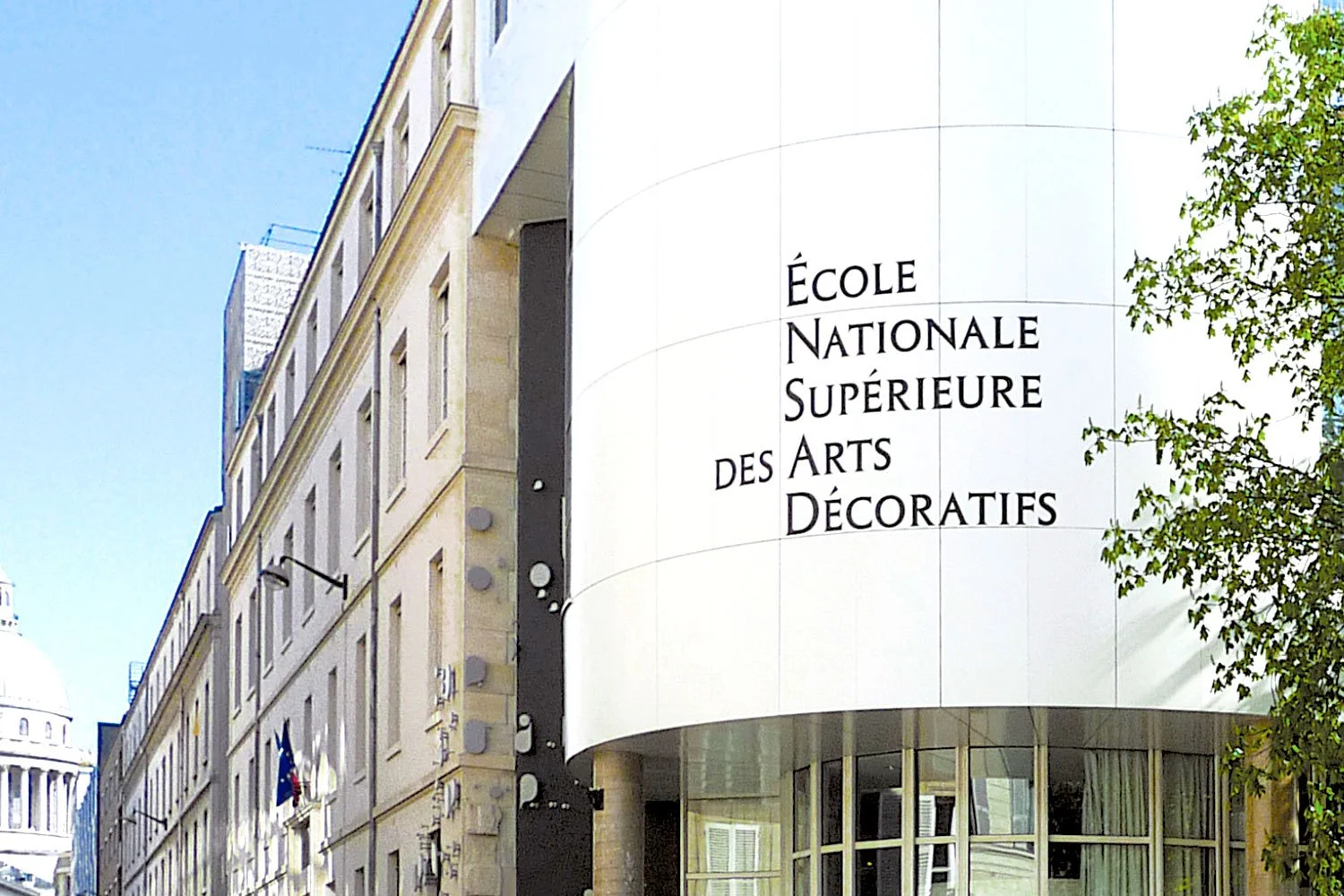 Bâtiment moderne avec un grand panneau blanc affichant le nom 'École Nationale Supérieure des Arts Décoratifs' à Paris.