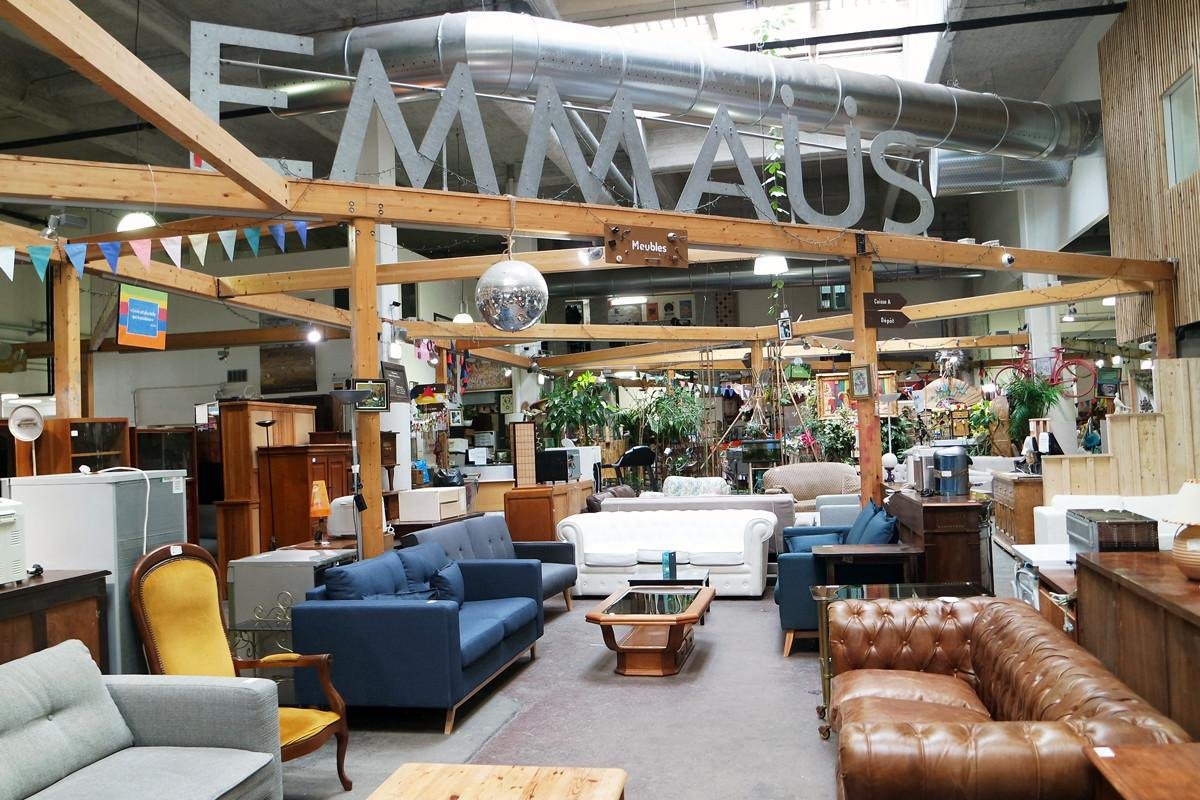 Brocante avec des meubles anciens et modernes, canapés, fauteuils et objets décoratifs dans un espace lumineux.
