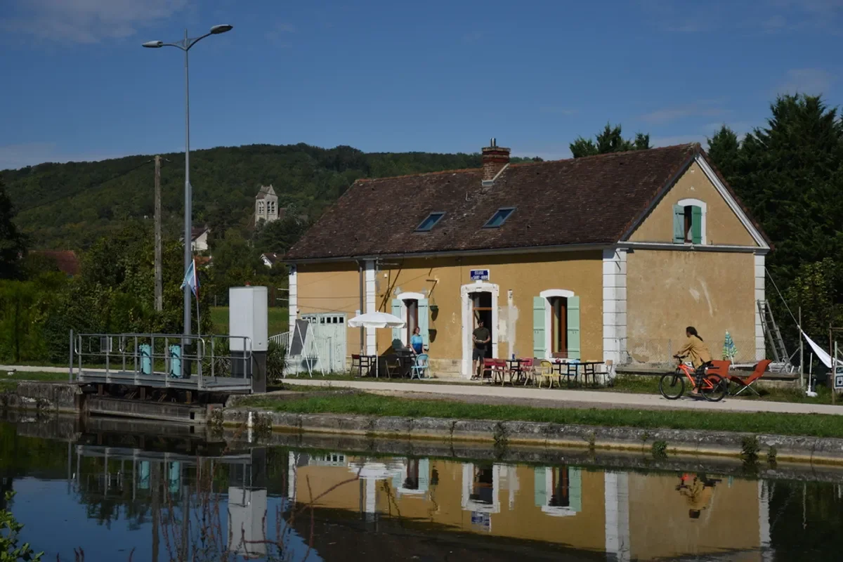 Tiers-lieu La prochaine aire installé dans une ancienne maison éclusière au bord de l’Yonne.