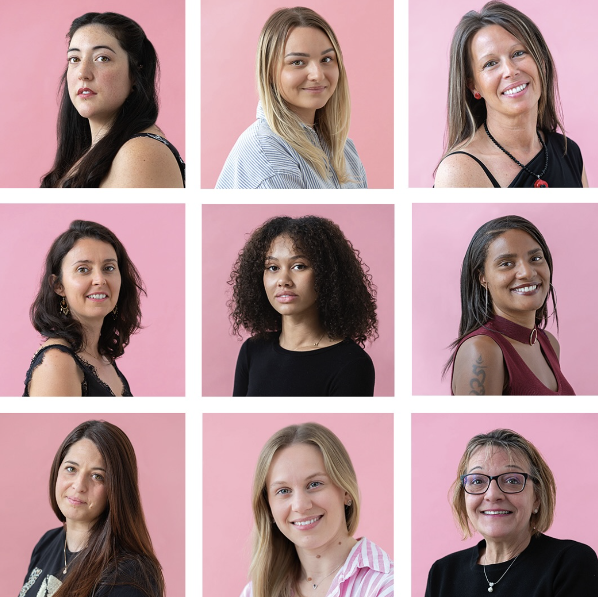 Galerie de neuf portraits de femmes de différentes origines ethniques sur un fond rose clair.