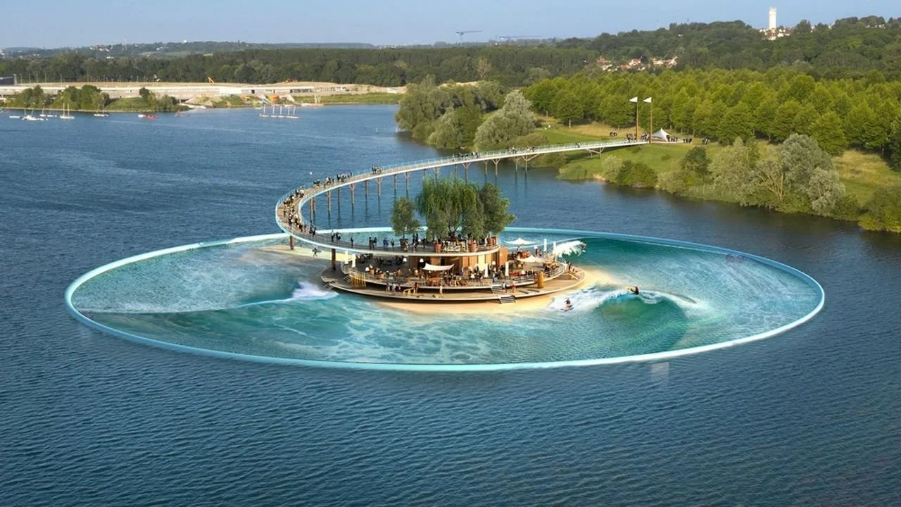 Vue aérienne d’une structure flottante avec piscine à vagues, plateforme centrale arborée et zones de détente, sur une rivière.